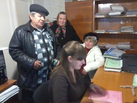 Щоб потрапити у земельний відділ люди займають чергу о п’ятій ранку