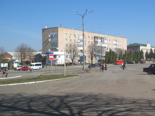Центр Мени 25-го березня 2013 року і 25-го березня 2014 року. Знайдіть відмінності