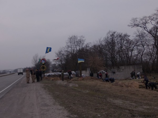&ldquo;Народна самооборона&rdquo; Чернігівщини почала споруджувати блок-пости