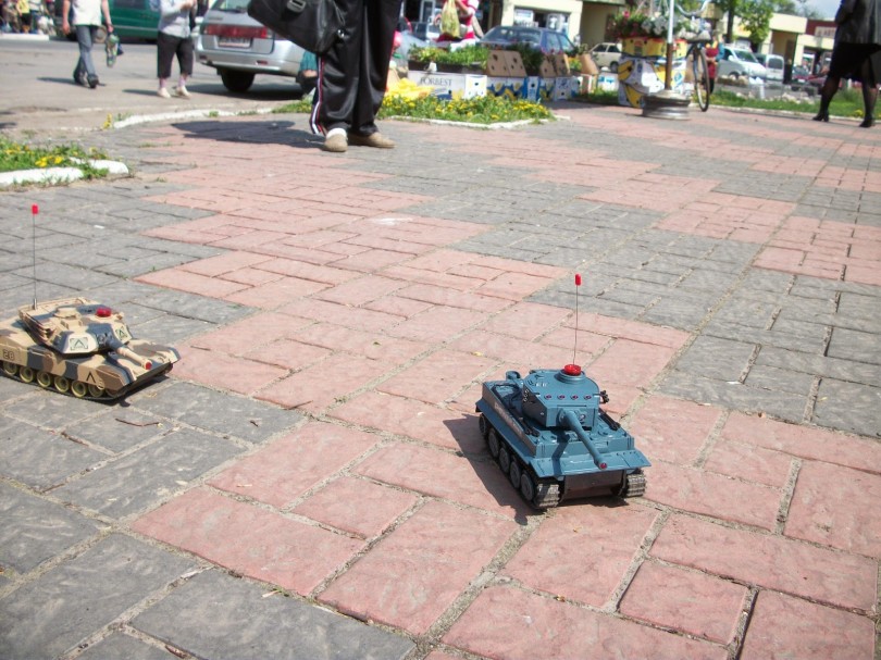 У центрі Мени стріляли танки. Іграшкові
