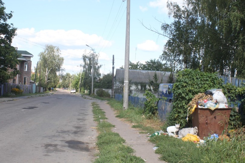 А ось сміття по вулиці Червоноармійській в Мені. Фото