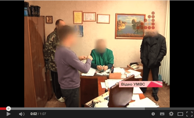 За тиждень двоє медиків Чернігова &ldquo;погоріли&rdquo; на хабарі. Відео