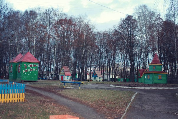 Новорічну ялинку в Мені прикрасили. Фото