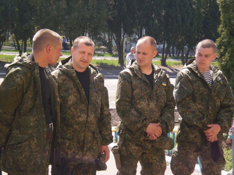 28 квітня п’ятеро міліціонерів з Мени відбули в АТО. Фото