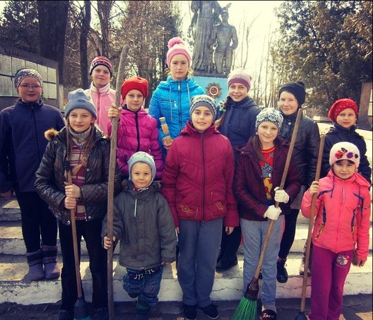 Феськівська молодь прибрала біля місцевого пам’ятника. Фото
