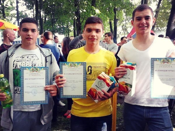 Менянин Едуард Корнієвський став переможцем з армреслінгу у змаганнях на Троїцький ярмарок. Фото