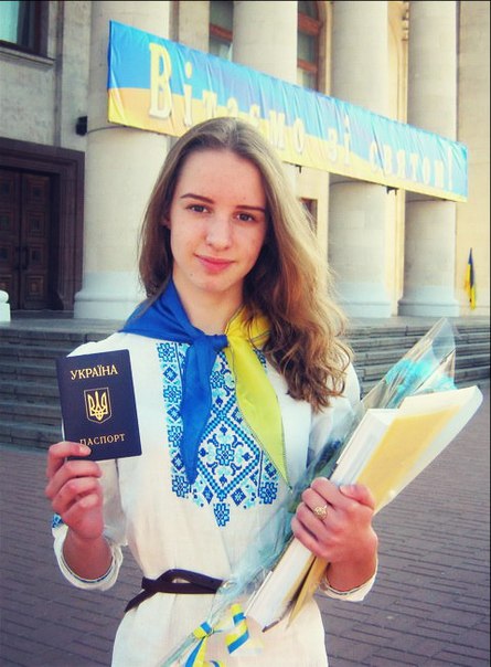 Менянка Дар’я Песоцька урочисто отримала паспорт у Чернігові. Фото