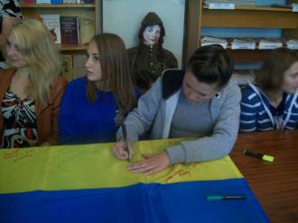 Менські старшокласники зробили обереги для наших воїнів. Фото
