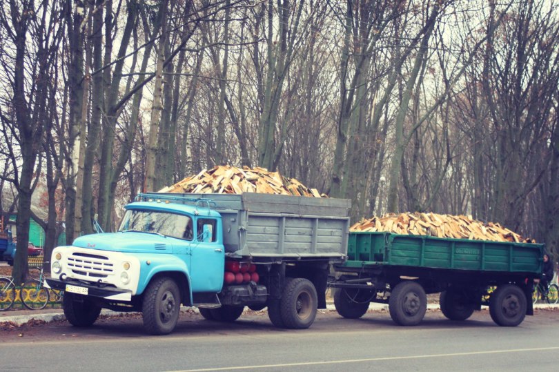 У Мені продають колоті дрова дуба та граба за 2500 гривень (причеп).