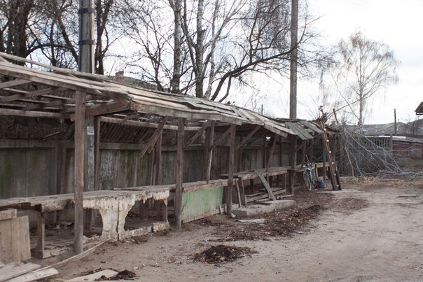 У Мені прибирають прилавки старого базару