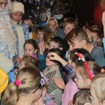 Музиканти виступають на сцені з інструментами та апаратурою