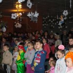 Троє музикантів грають на духових інструментах на сцені