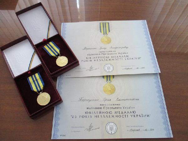 Президент України нагородив медалями представників Менського району – Ірину Мироненко та Сергія Таратухіна