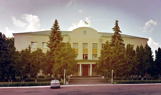 Зарплата голови Менської райради &ndash; від 7815 до 9755 гривень, голова райдержадміністрації отримує 10402 гривні