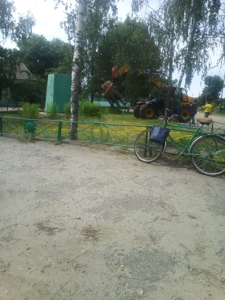 ФОТОФАКТ. У селі Миколаївка демонтували пам&rsquo;ятник Кірову