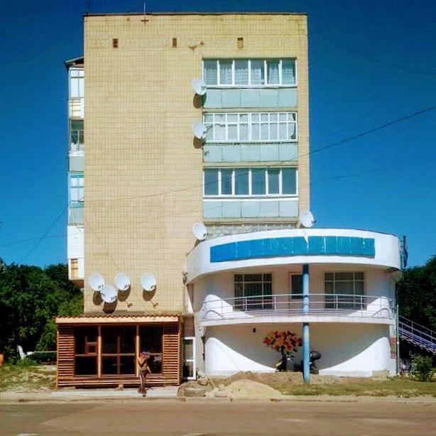 ФОТОФАКТ. У центрі Мени будують новий кіоск