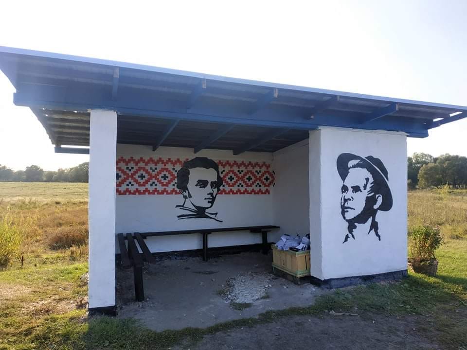 ЩО ТАМ У СУСІДІВ. Автобусна зупинка у Сосниці
