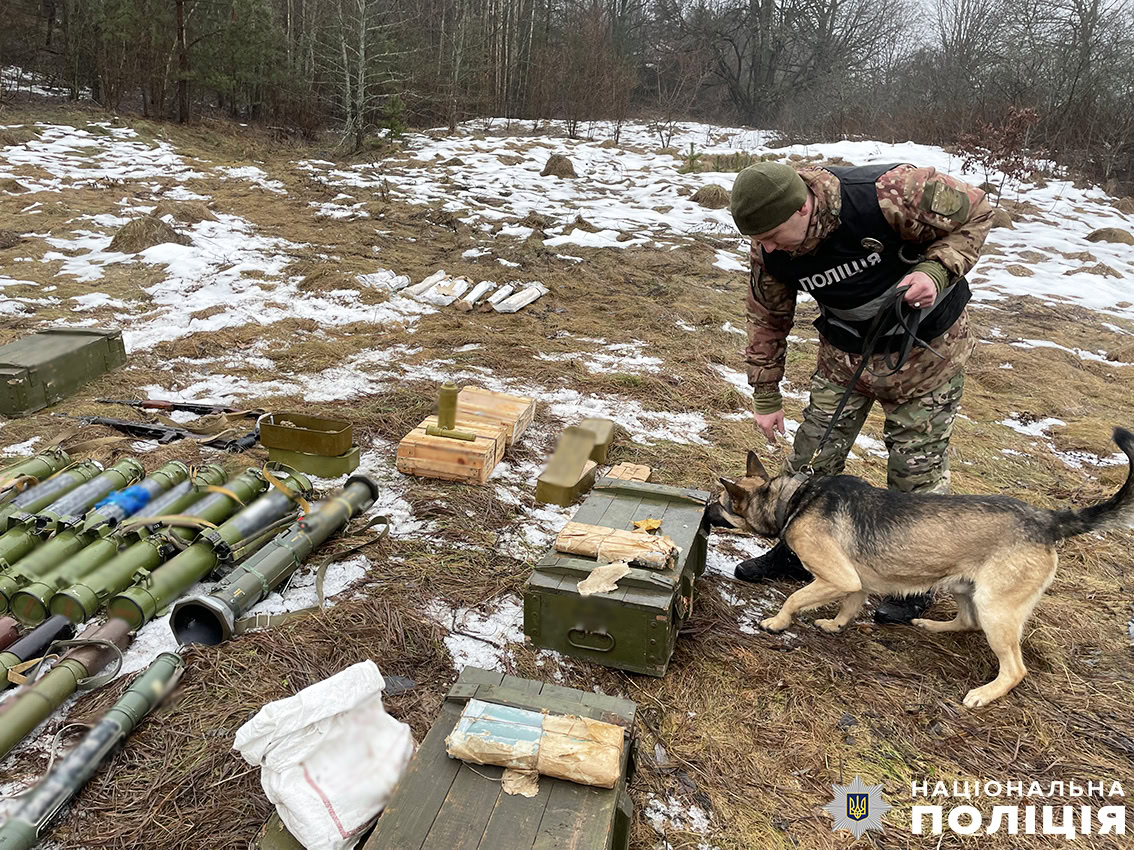 На Корюківщині знайшли близько тони зброї та боєприпасів