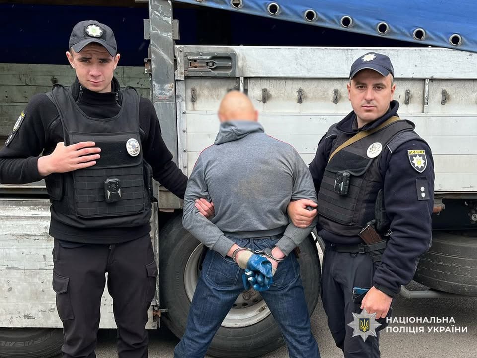 Стрілянина в Мені: затримано чоловіка, поранено знайомого, вилучено арсенал зброї