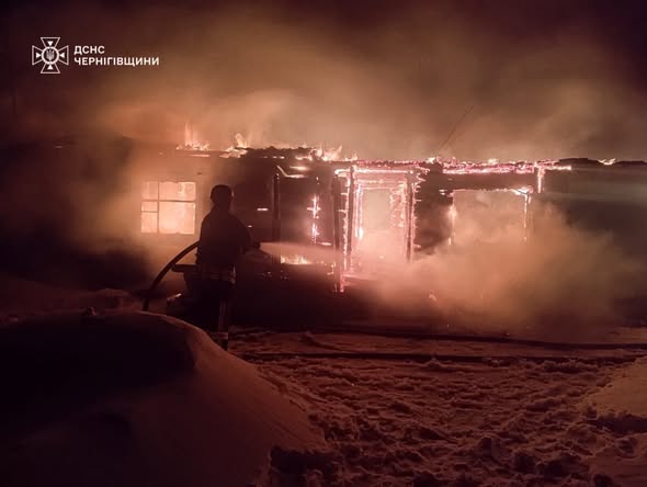 У Корюківському районі через атаку безпілотника горів будинок