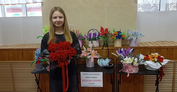 Менянка Ірина Кронда виготовляє сувеніри із синельного дроту в Мені