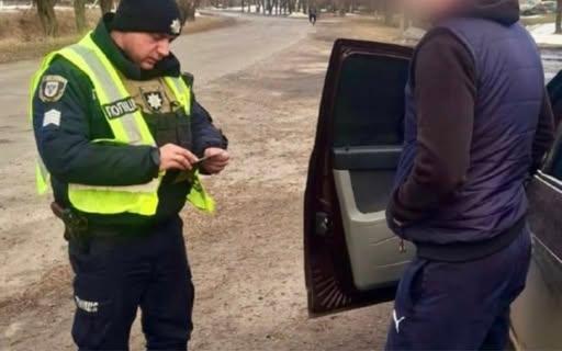 Поліцейські проводять профілактику дорожнього руху в Мені