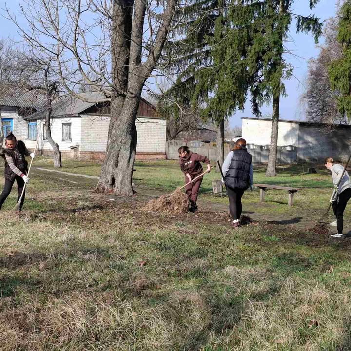 У Мені соцпрацівники та комунальники прибирають територію біля стоматполіклініки