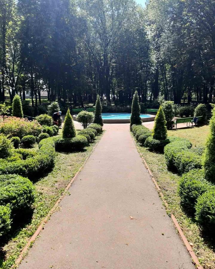 Комунальники впорядкували парк імені Шевченка в Мені