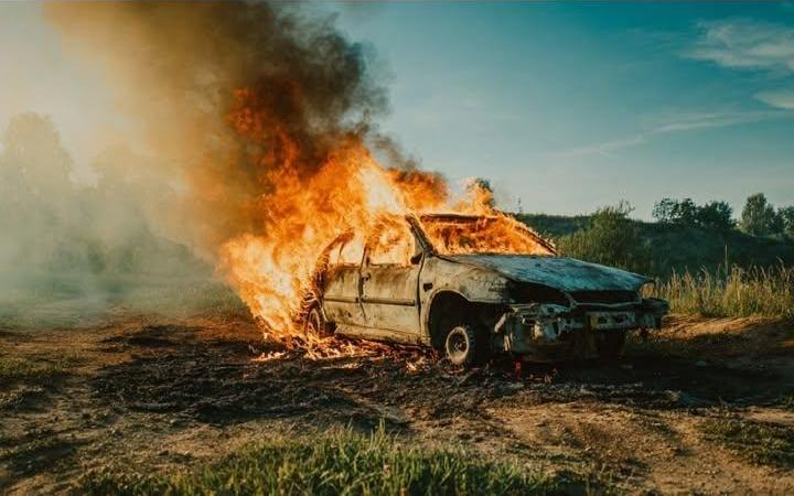 Біля села Максаки повністю згорів автомобіль