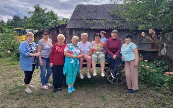 Туристи завітали до села Максаки: провели екскурсію та зібрали кошти для волонтерів