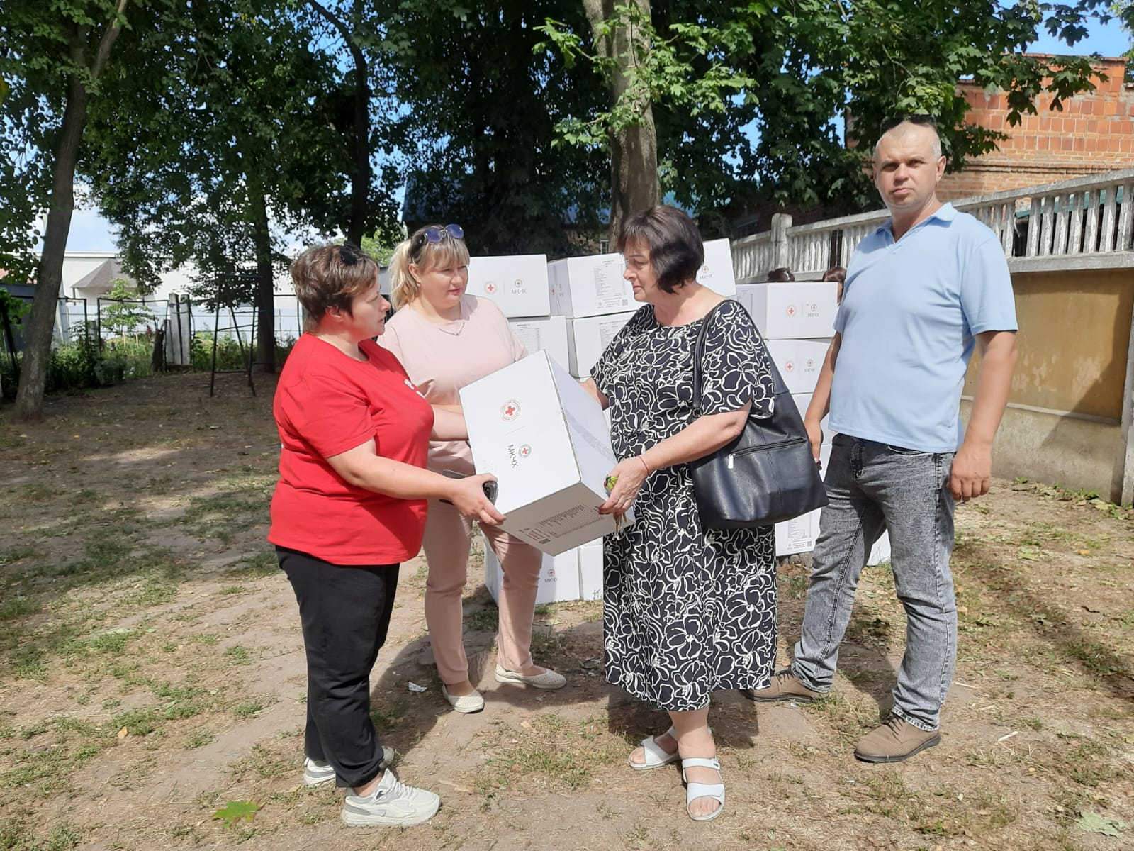 Червоний Хрест передав допомогу менянам, чиє житло пошкоджене обстрілами
