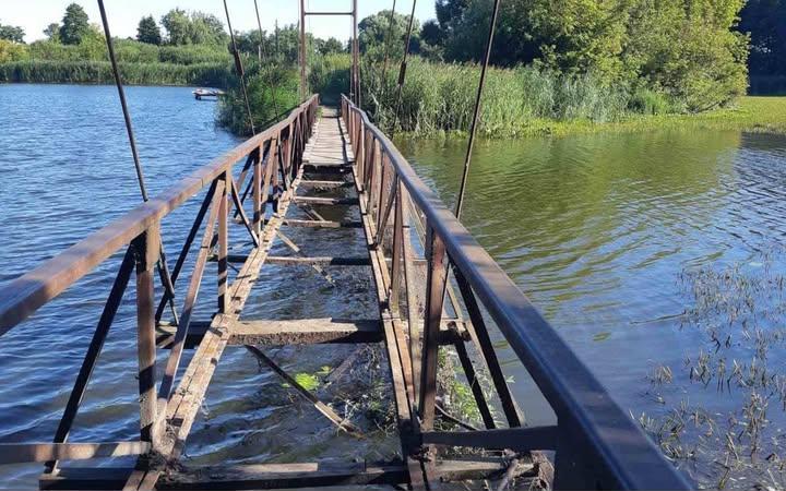 У Мені ремонтують пішохідний міст Чугаївські кладки