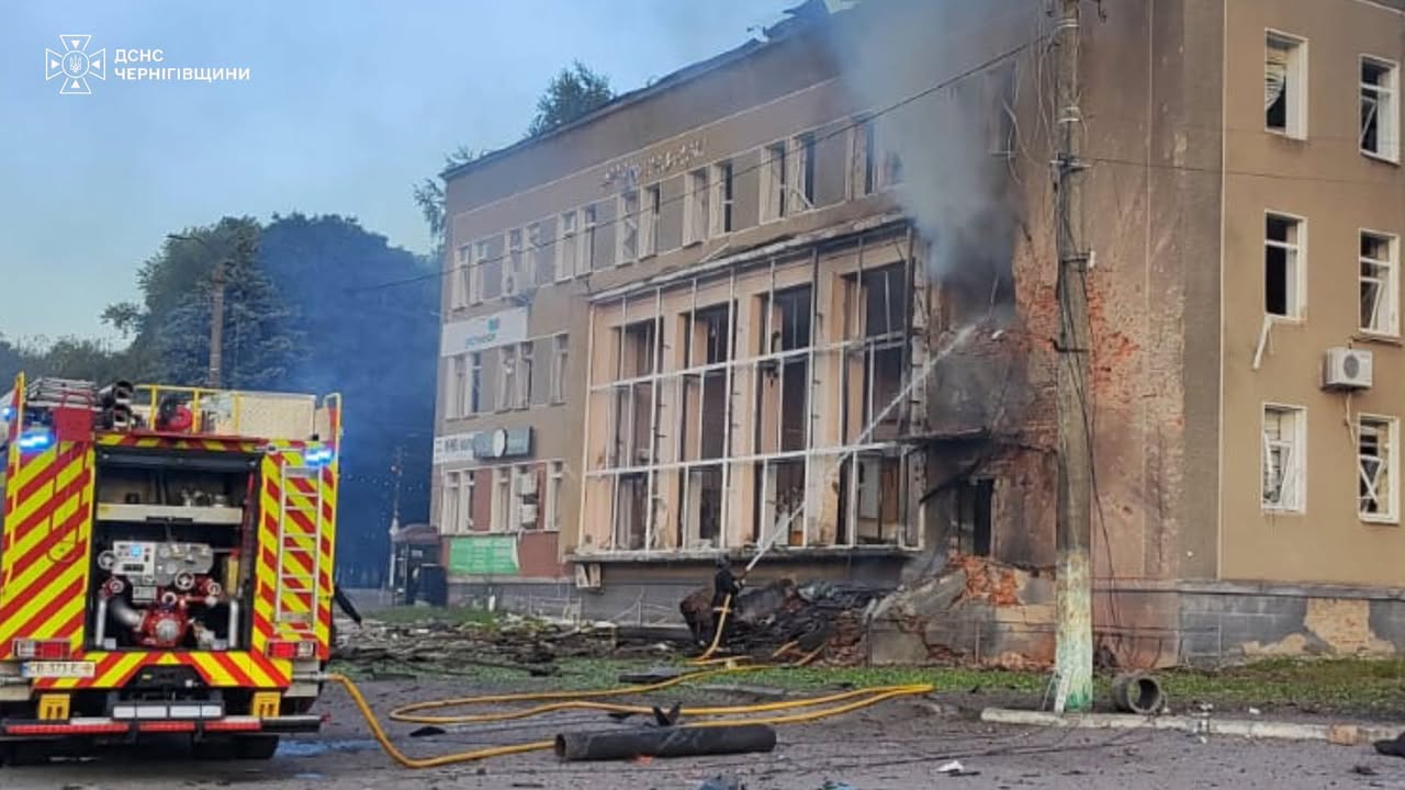 Російський дрон ударив по центру Мени: поранено 12 людей